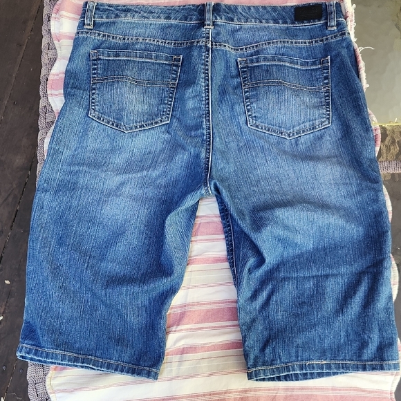 Jones New York Mid-Wash Denim Jean Cruise Short Size 12 - Picture 6 of 12